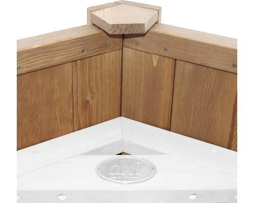 Detailný pohľad na vyvýšený záhon z dreva s logom AXI by Paradiso