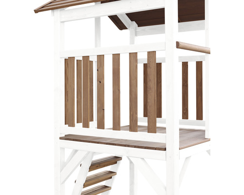 Detailný pohľad na domček na hranie s dreveným zábradlím a schodmi.