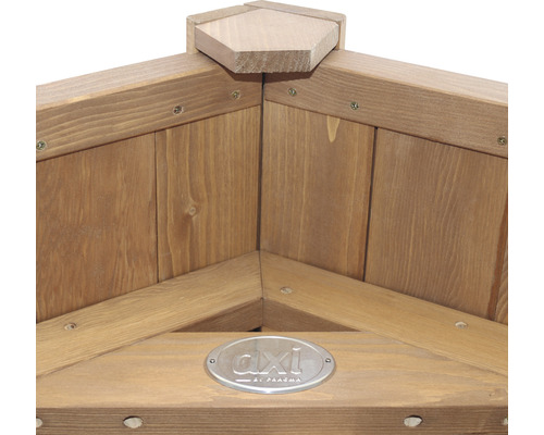 Detailný pohľad na drevený vyvýšený záhon s logom AXI