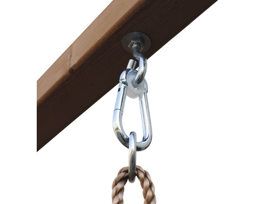 Detailný pohľad na upevnenie hojdačky s karabínou a lanom na drevenom tráme