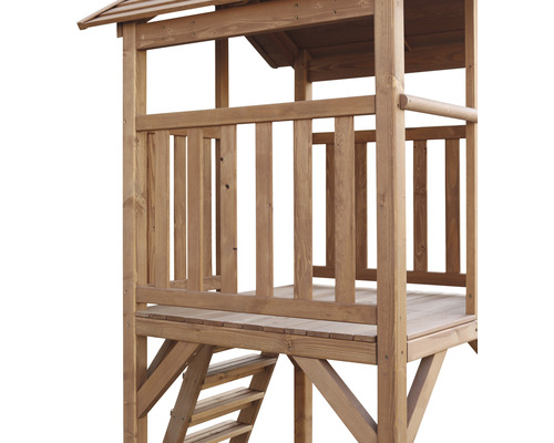 Detailný pohľad na drevený herný domček s rebríkom a zábradlím