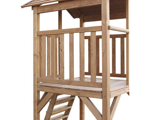 Detailný pohľad na drevený hrací domček s rebríkom a zábradlím