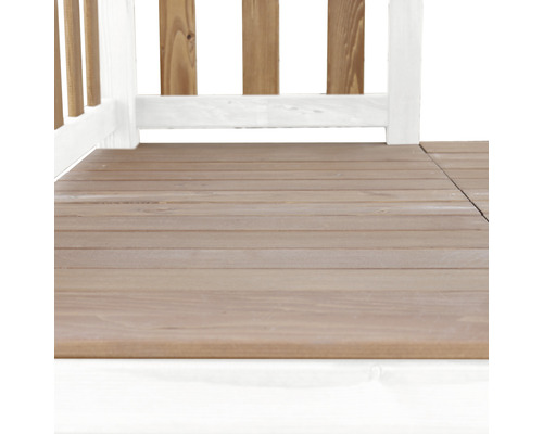 Detailný pohľad na drevenú terasu s drevenými trámami