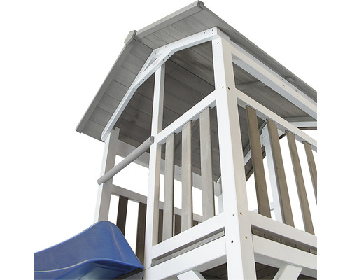 Detailný pohľad na hrací domček so šmýkačkou a drevenou konštrukciou strechy