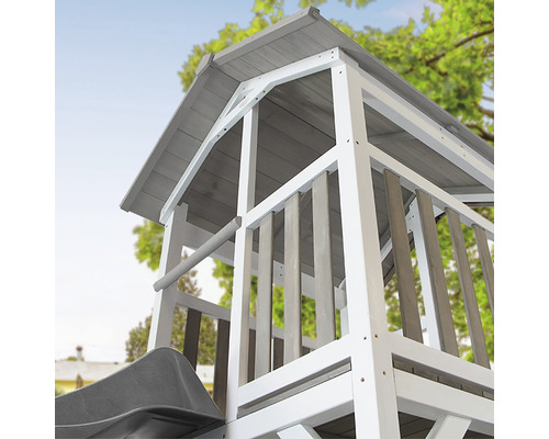 Detailný pohľad na hernú vežu so šmýkačkou, drevenou konštrukciou a sivou strechou