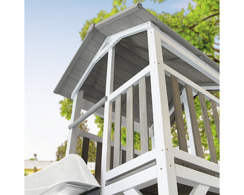 Detailný pohľad na hraciu vežu so strechou a šmýkačkou pre vonkajšie použitie.