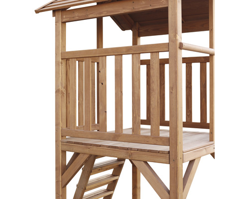 Detailný pohľad na drevený domček na hranie s rebríkom a zábradlím