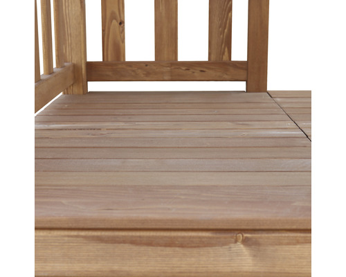 Detail drevenej terasy so zábradlím