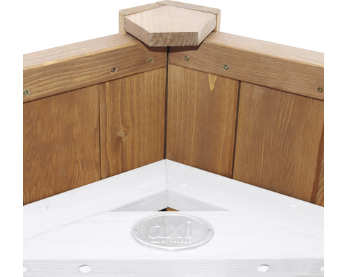 Detailný pohľad na drevený vyvýšený záhon s logom AXI