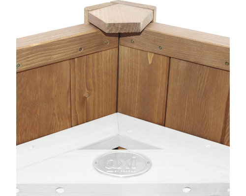 Detailný pohľad na vyvýšený záhon z dreva s logom AXI by Programma