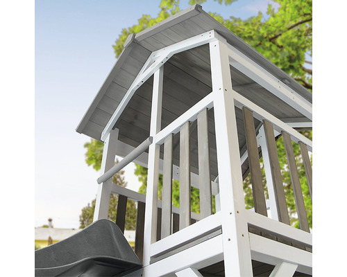 Detailný pohľad na drevený hrací domček so šmýkačkou a strechou