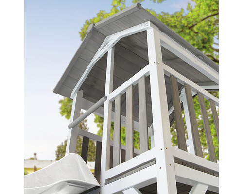 Detailný pohľad na drevenú hernú vežu so šmýkačkou