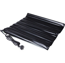 Čierna vyhrievacia podložka s napájacím káblom na vnútorné použitie.