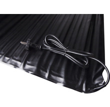 Čierna vyhrievacia rohož s káblom a zástrčkou.