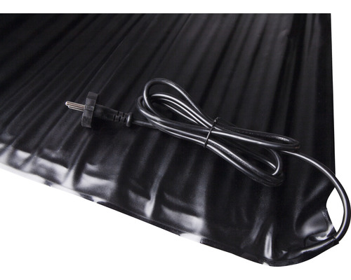 Čierna vyhrievacia rohož s káblom a zástrčkou.