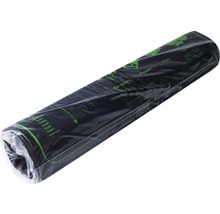 Zrolovaná čierna pestovateľská podložka na zeleninu, ovocie a kvety.