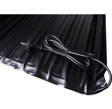 Čierna vyhrievacia podložka s káblom a zástrčkou.