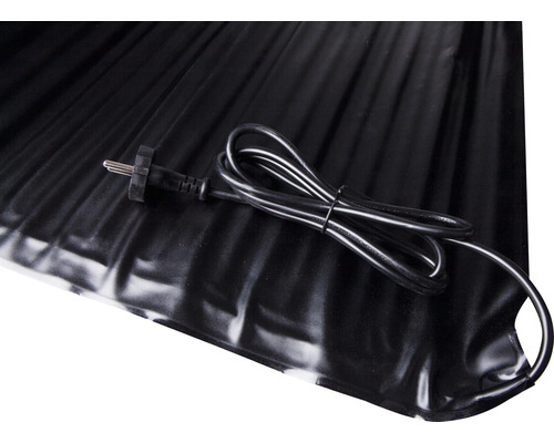 Čierna vyhrievacia podložka s káblom a zástrčkou.