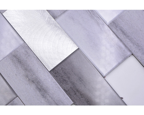 Mozaikové dlaždice z mramoru a kovu vo vzore rybej kosti