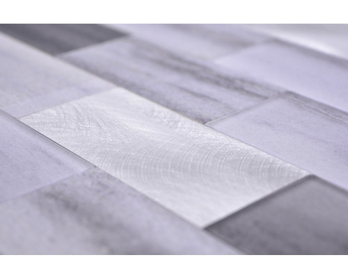 Mozaikové dlaždice zo skla a kovu