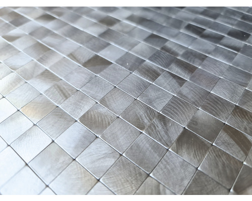 Detail štvorcových kovových dlaždíc