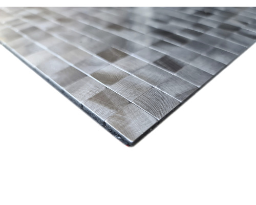 Kovová mozaiková dlaždica so štvorcovým vzorom