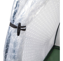 Detailný záber fólie skleníka s prepínacím uzáverom