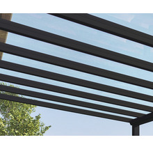 Detailný záber terasového zastrešenia s transparentnými panelmi a tmavým rámom.