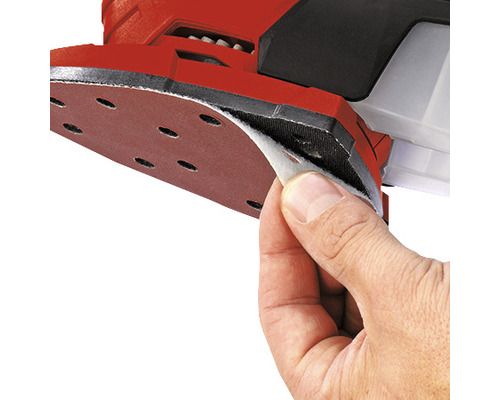 Detailný pohľad na vibračnú brúsku pri výmene brúsneho papiera