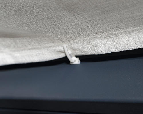 Detailný pohľad na záves s klzákom na pripevnenie k záclonovej tyči