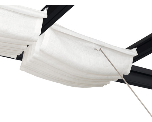 Detail bielej skladacej markízy pod pergolou