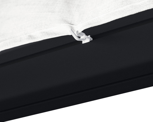 Detailný záber upevňovacej spony slnečnej plachty na ráme