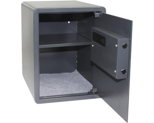 Otvorený trezor s policou a kobercovou podlahou