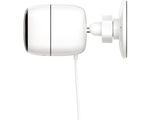 Biela bezpečnostná kamera s káblom a nástenným držiakom