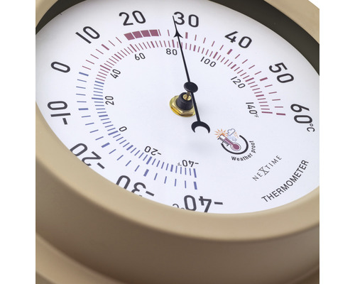 Detail okrúhleho vonkajšieho teplomera so stupnicou