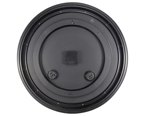 Pohľad zozadu na okrúhle nástenné hodiny na batérie