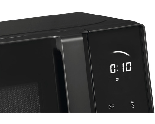 Detailný záber čiernej mikrovlnnej rúry s digitálnym displejom