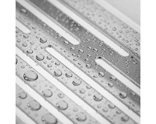 Kovový odkvapkávač s kvapkami vody