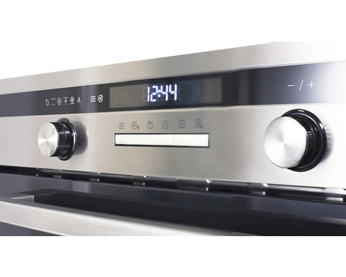 Detailný pohľad na rúru s digitálnym displejom a otočnými gombíkmi