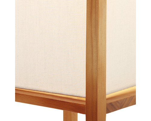 Detailný pohľad na stojacu lampu s dreveným rámom a látkovým tienidlom