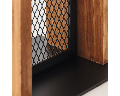 Detailný pohľad na policu s drevenými prvkami a kovovou mriežkou