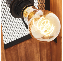 Detailný záber zapnutej žiarovky v lampe