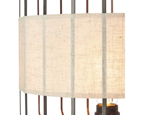 Detail stolnej lampy s látkovým tienidlom a kovovým rámom