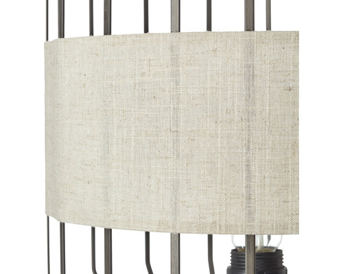 Detailný pohľad na stolnú lampu s textilným tienidlom a kovovým rámom