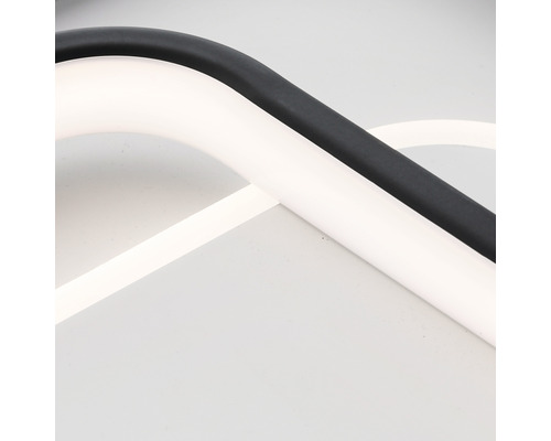 Detail moderného stropného svietidla s LED technológiou