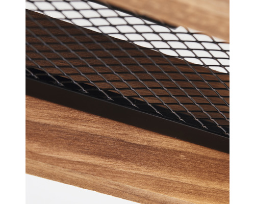 Detailný záber regálu s dreveným rámom a mriežkovaným dnom