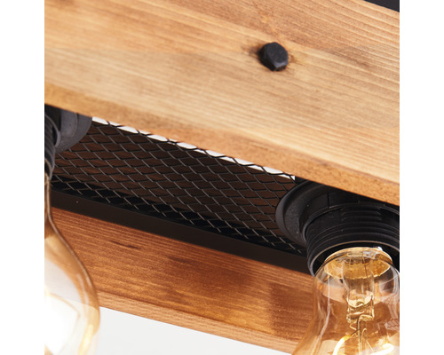 Detailný pohľad na drevené stropné svietidlo s kovovými prvkami