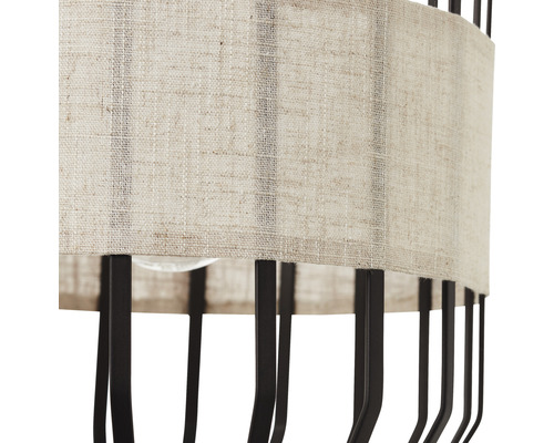 Detailný pohľad na lampu s textilným tienidlom a kovovým rámom