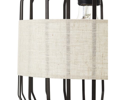 Detail lampy s látkovým tienidlom a kovovým rámom