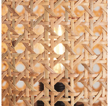 Detail tienidla lampy z pleteného ratanu